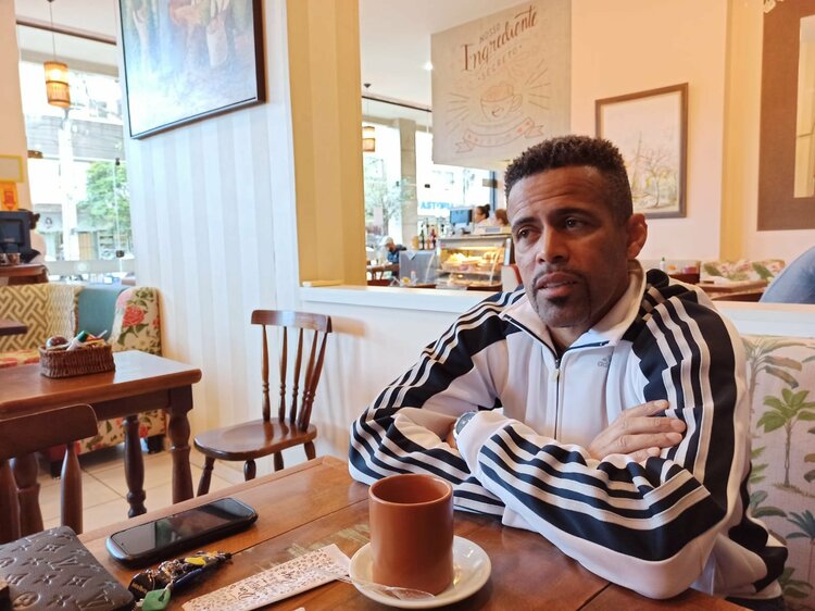 私もアレックスも、無給で仕事をしているんですよ」三都主アレサンドロ