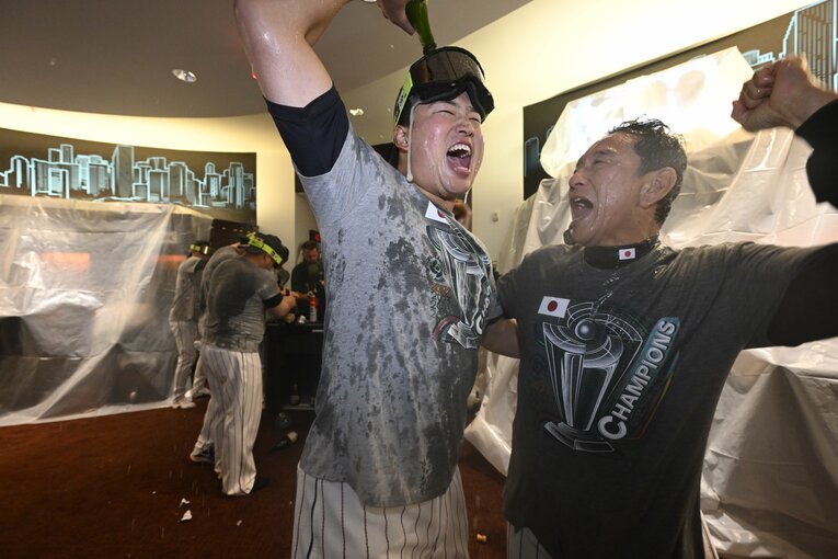 びしょ濡れの栗山監督と村上　代表撮影