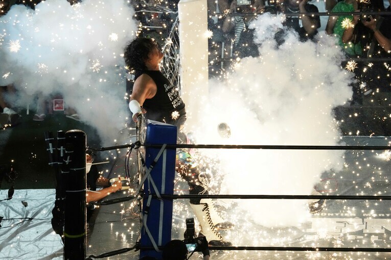 被爆した大仁田厚　©Essei Hara