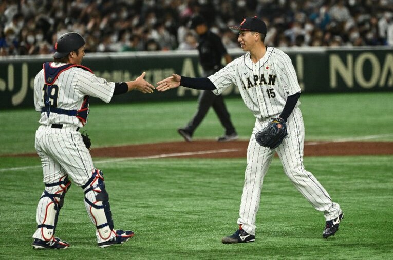 侍ジャパン強化試合の第1戦、クローザーとして締めくくった大勢と握手を交わす甲斐（左）©︎Nanae Suzuki
