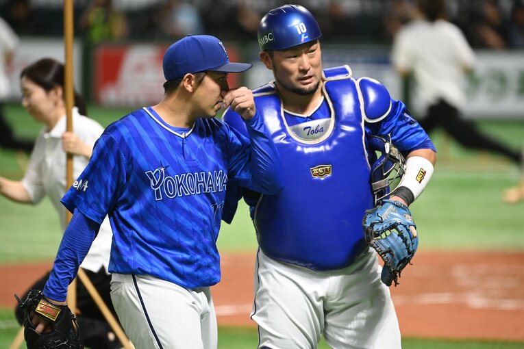 日本シリーズ第3戦、ピンチをしのいで戸柱とタッチする東克樹　©Naoya Sanuki