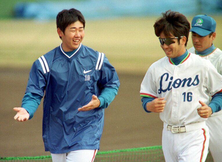 潮崎（右）と松坂大輔は現役時代にともに先発ローテーションを担った　©SANKEI SHIMBUN