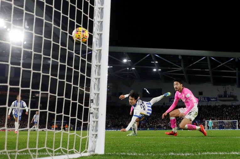 前半29分、三笘薫のゴールシーン【2枚目／全3枚】。菅原（右）は三笘にマークを振り切られた　©AFLO　