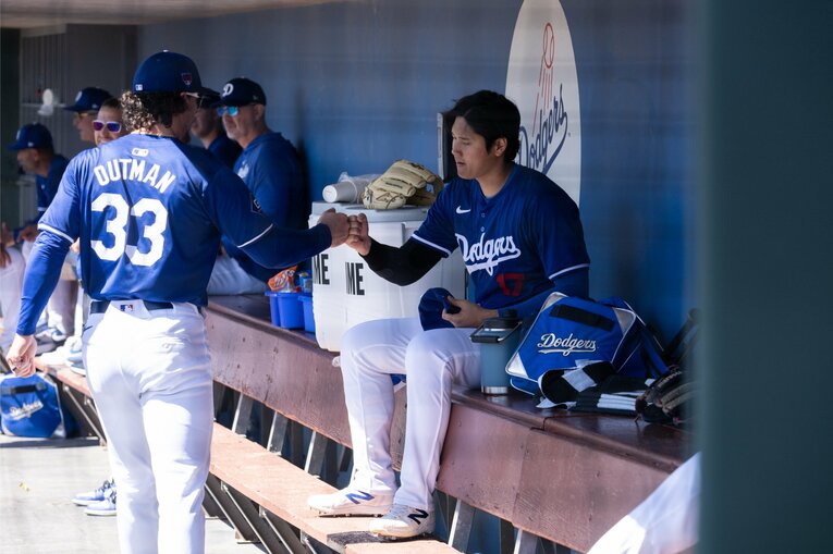 【ドジャースの新しい仲間たち】アウトマンとグータッチする大谷さん　©Nanae Suzuki