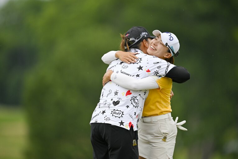 ラウンド後はハグで健闘を讃えあった渋野とミーチャイ。今後も切磋琢磨していくライバルの一人だ　©︎USGA/Logan Whitton
