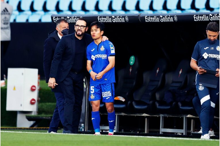 ボルダラス監督から指示を受ける久保©Daisuke Nakashima