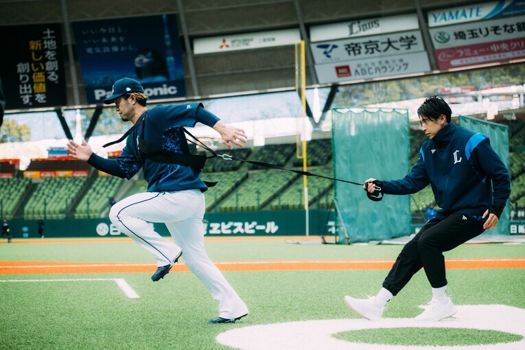 大谷同様、後ろから負荷をかけながらスプリントトレーニングをする西武の選手　撮影：北原基行