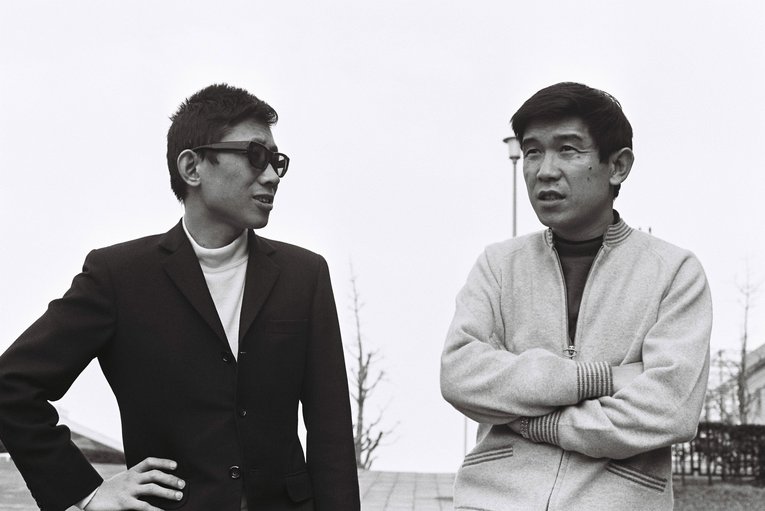 『文藝春秋』昭和44年（1969年）3月号「同級生交歓」より。すぎやまさん（左）と故・青島幸男さんの2ショット　©BUNGEISHUNJU