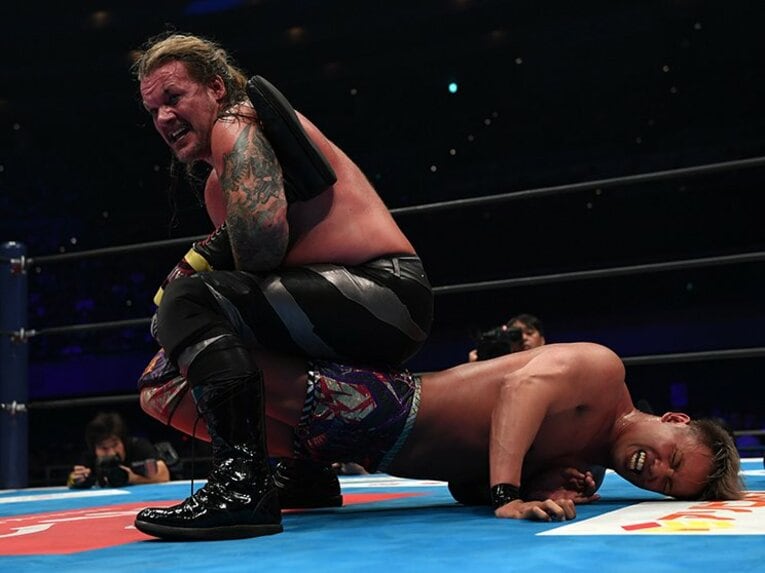 KOされたIWGP王者オカダ・カズチカ。“ペインメーカー”が与えた屈辱の痛み。(3)