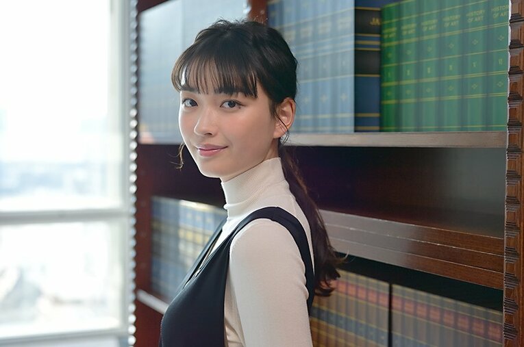 応援マネージャーとして選手権を盛り上げる茅島みずき（17歳）。女優、モデルとして活躍する高校2年生の意外なキャリアとは？ ／ photograph by Hideki Sugiyama
