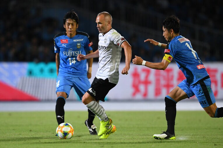 イニエスタと中村憲剛がいた頃のフロンターレのマッチアップ　©Getty Images