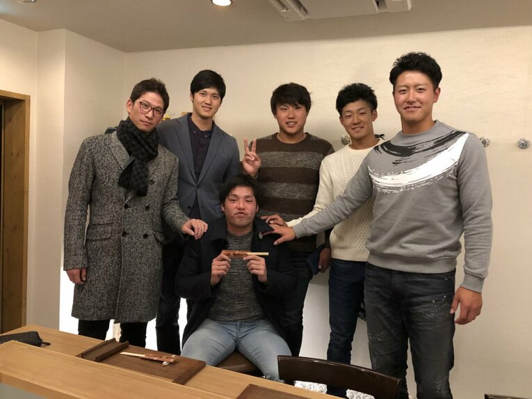 当時在籍していた同い年の選手たちで集まった食事会での記念写真。大谷翔平の右隣が森本さん　提供：森本龍弥