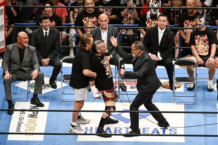 【連続写真】長州が天山を羽交い絞めにして蝶野がビンタ！　©Asami Enomoto