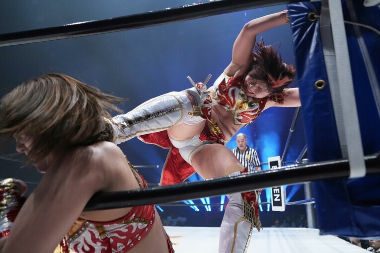 Sareeeを蹴る林下詩美　©Essei Hara