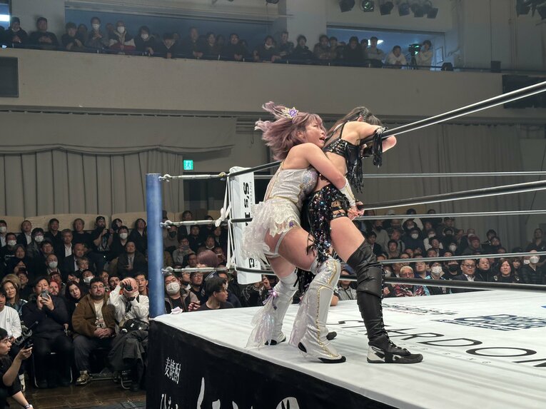 「敗者退団マッチ」として行われた上谷沙弥vs中野たむ　©Norihiro Hashimoto