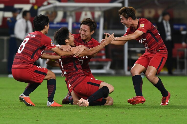 2018年ACL準決勝での逆転弾を決めて、三竿らに祝福される内田。このゴールが現役最後の得点となった　©︎Getty Images