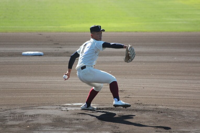近畿大会決勝・報徳学園戦での投球シーン。背番号1の存在感が際立った　©︎Fumi Sawai