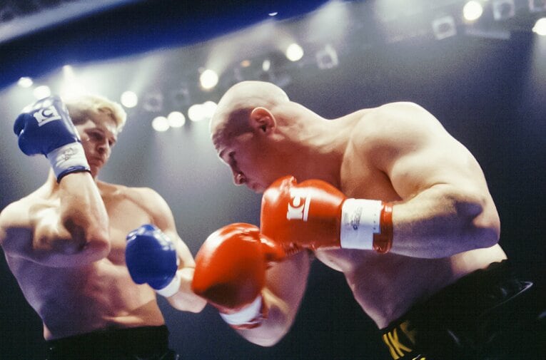 1998年8月、1ラウンドでTKO勝ちしたアンドリュー・トムソン戦　©Susumu Nagao