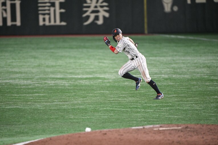 プレミア12米国戦、盗塁する五十幡　©Nanae Suzuki