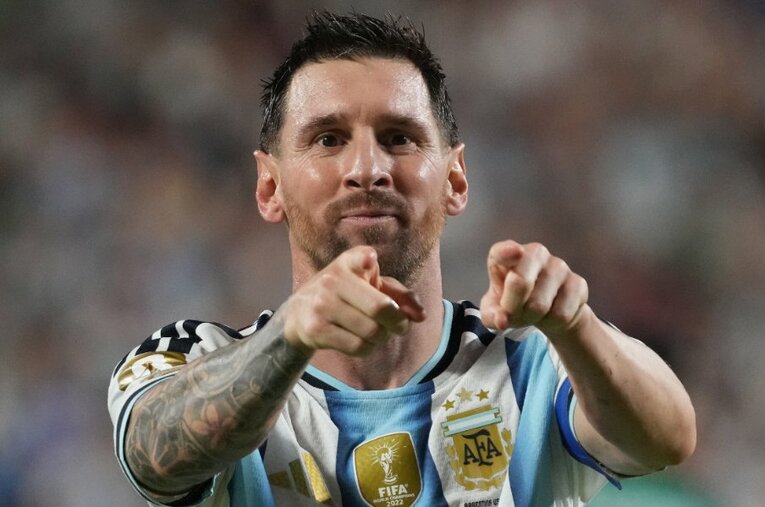 リオネル・メッシの6度目のW杯は最高の形で幕を開けた。ハットトリックを達成し、カメラ目線でポーズを決める ／ photograph by Masashi Hara