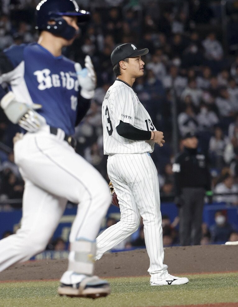 西武・小島にプロ初安打を献上し悔しそうな表情を見せるロッテ・毛利　©KYODO