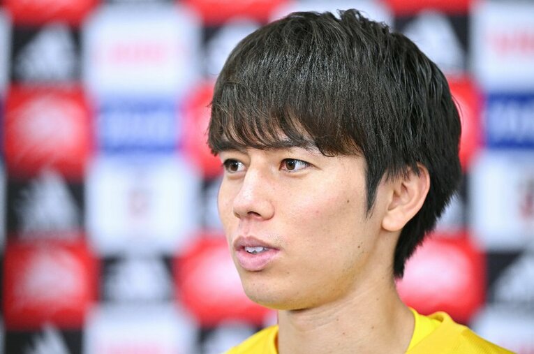 3日の練習後、取材に応じる田中碧。語り口は軽く、どこか余裕を感じさせた ／ photograph by Takuya Kaneko/JMPA