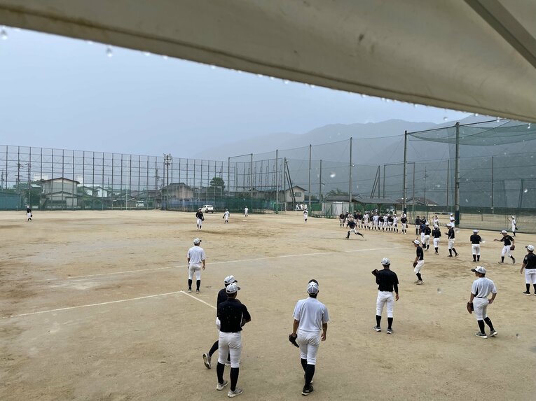 7月10日、15時頃。にわか雨が降るグラウンド ©NumberWeb