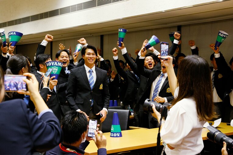 楽天から6位指名を受け、偶然居合わせた新井貴浩監督の熱いエールに感激する中島大輔　©Shigeki Yamamoto