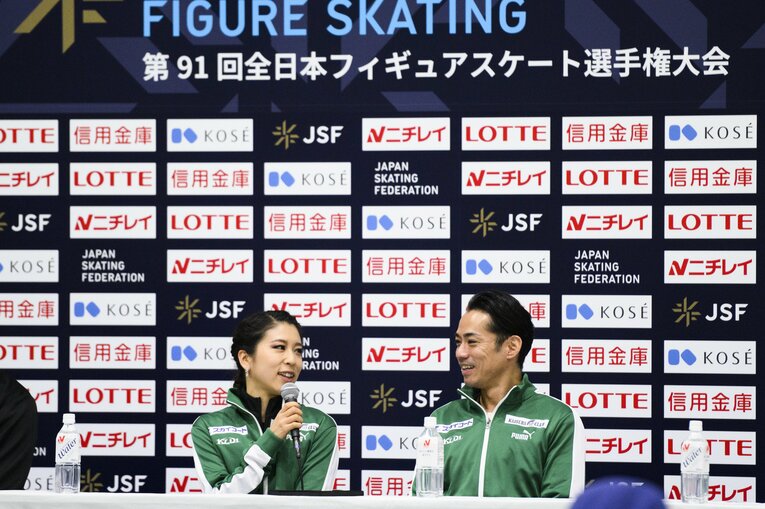 会見ではお互いをフォローし合う村元哉中と高橋大輔　©︎Asami Enomoto