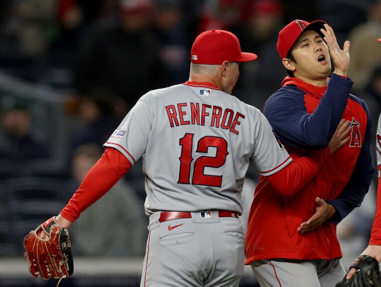 試合後ちょっかいを出すなど、レンフローも大谷と仲良さげ（写真は4月） ©Getty Images