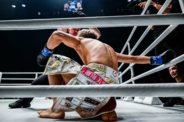 レフェリーが試合をストップした瞬間（4枚目／全4枚） ©ONE Championship