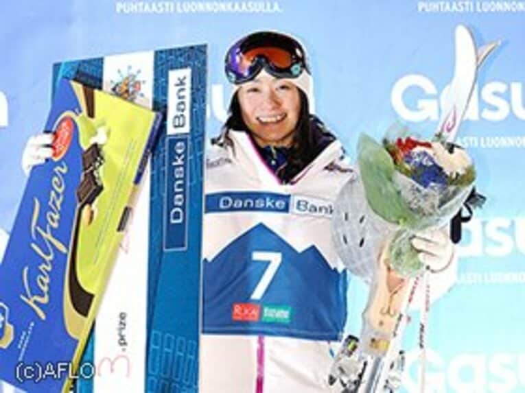 上村愛子　Aiko Uemura
1979年12月9日、兵庫県生まれ。白馬高校を経て北野建設入り。'98年長野五輪は7位、ソルトレイク6位、トリノ5位、バンクーバーは4位。その後、休養するも昨季復帰し、今季のＷ杯開幕戦で3位に入った。156cm、51kg。