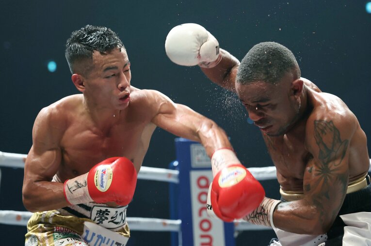 2022年12月13日、ブルーノ・タリモ（右）に強烈なパンチを見舞う武居由樹　©︎JIJI PRESS