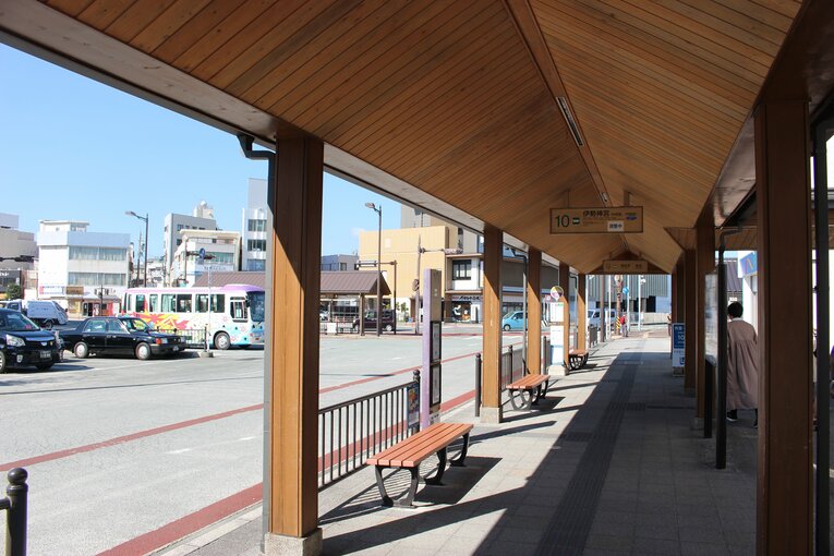 皇學館大学行きのバス停　©Number Web