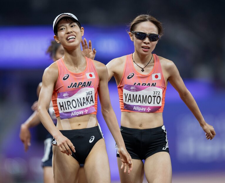 2023年のアジア大会レース後に、パリ五輪を争う廣中璃梨佳と　©JIJI PRESS