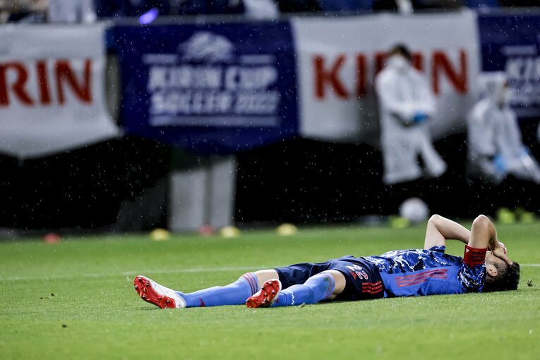 PKを与えて頭を抱える吉田麻也　©Kiichi Matsumoto/JMPA