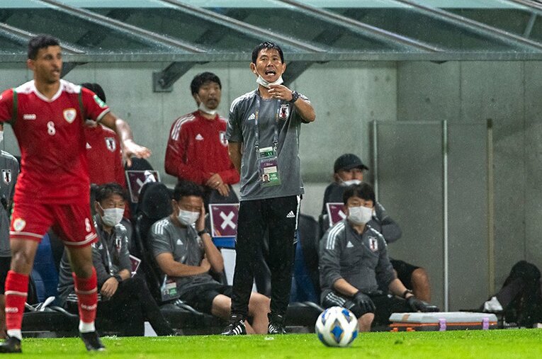アジア最終予選の初戦、オマーン戦で指揮をとる森保監督。手痛い敗北を喫し、今後の選手起用などに変化は起きるか ／ photograph by Takuya Sugiyama/JMPA
