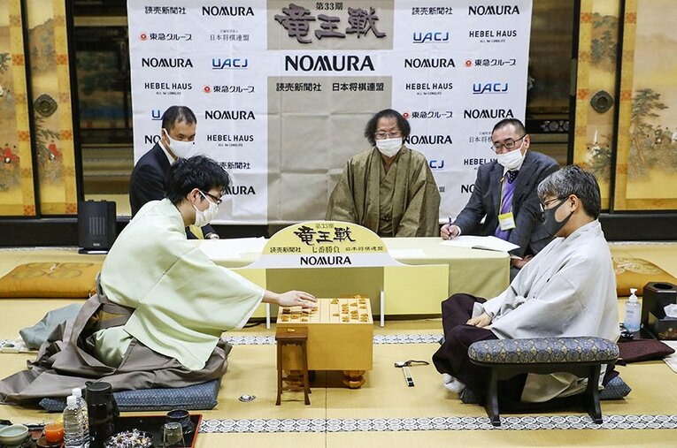 竜王戦第3局は最終盤まで見逃せない対局の末、豊島将之竜王が羽生善治九段に勝利した（代表撮影） ／ photograph by Kyodo News
