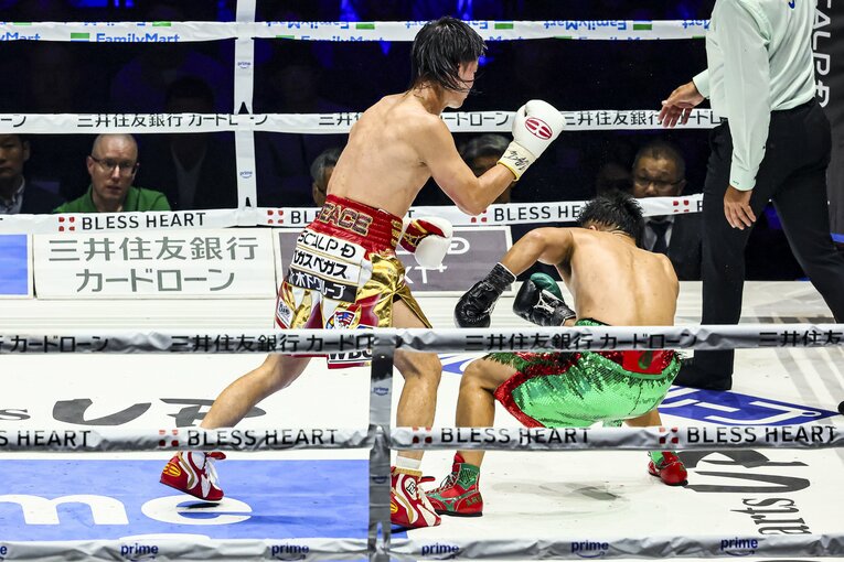 7ラウンド、那須川天心がワンツーの左ストレートでダウンを奪った瞬間（3枚目／6枚） ©Susumu Nagao