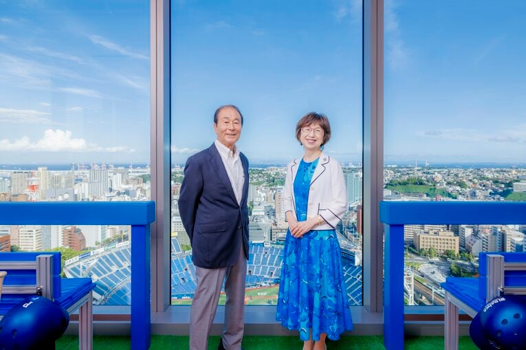 横浜スタジアムをバックに笑みを浮かべるDeNAの元GM・高田繁（左）と南場智子オーナー（右）　©Kiichi Matsumoto