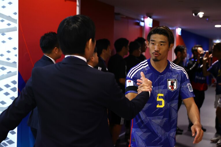 キックオフ直前、握手する森保監督と守田　©JFA/AFLO