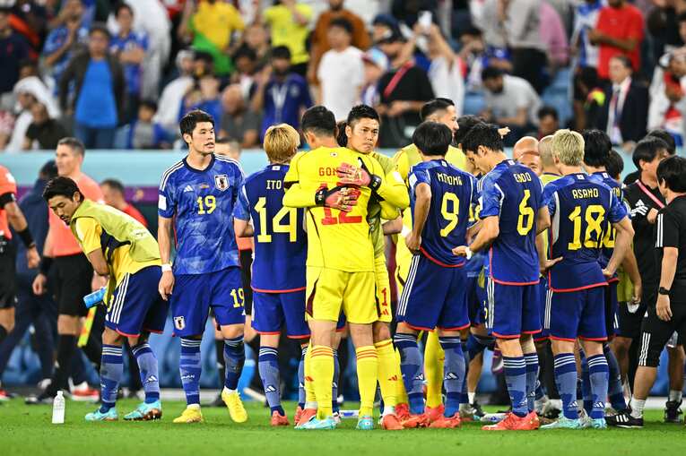 川島永嗣から思いを託される権田修一　©︎Takuya Kaneko/JMPA