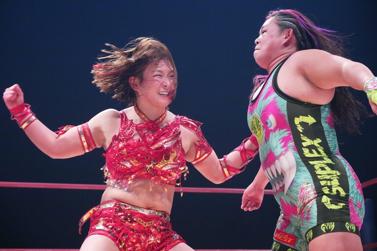 橋本千紘を殴るSareee　©Essei Hara