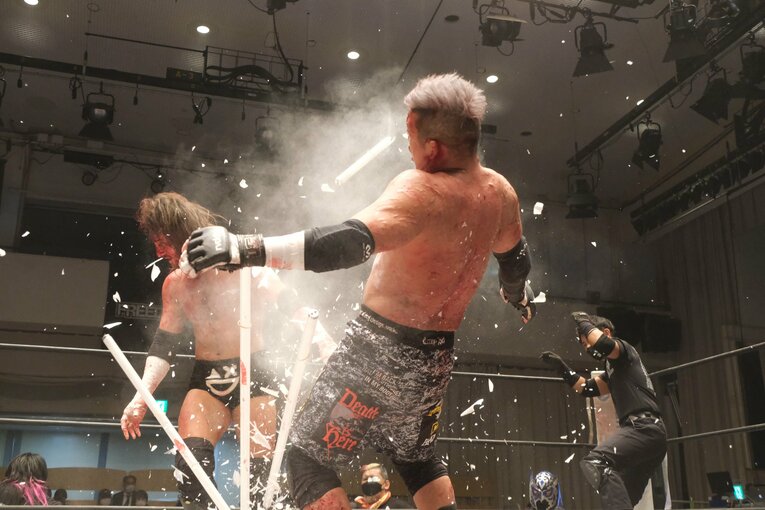 「デスマッチ・イズ・マイライフ」妻の急死を乗り越えた“クレイジー・キッド”竹田誠志の決意「蛍光灯やカミソリで傷つけ…でもそれが生きがい」(62)