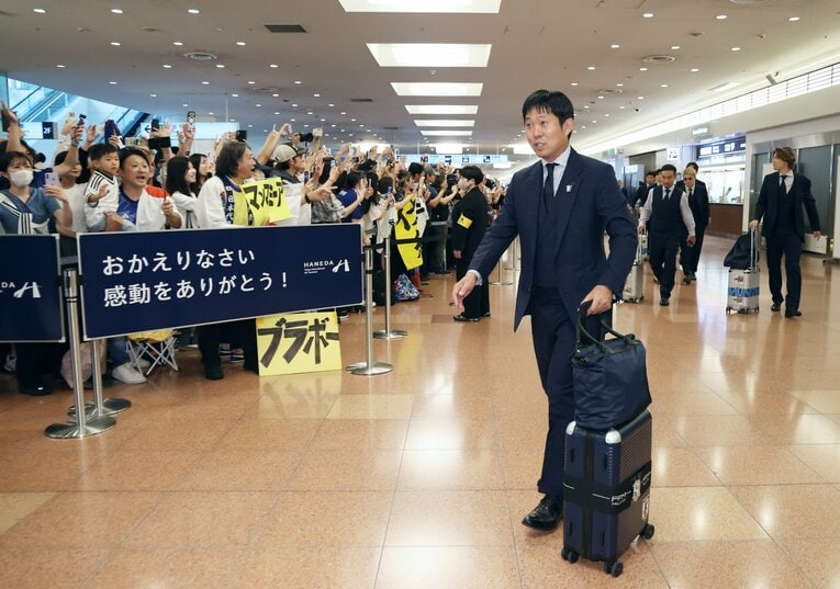 ラウンド32で敗退したものの、森保監督はじめ日本代表は羽田空港でファンの歓迎を受けた　©JIJI PRESS