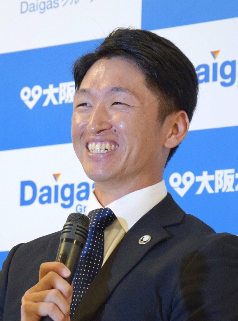 2018年のドラフト会議で阪神に1位指名され、笑顔で記者会見する大阪ガスの近本  ©️JIJI PRESS