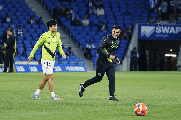 試合前、スタッフと笑顔でアップに登場　©Daisuke Nakashima