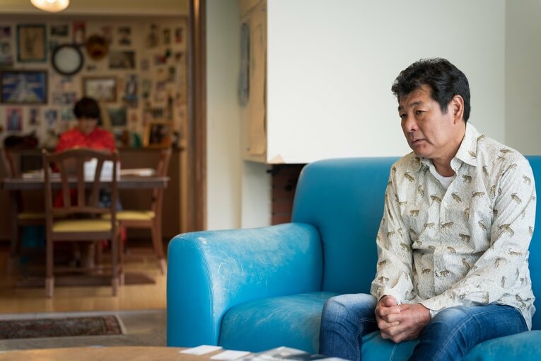 佳子夫人が見守るなか、インタビューに応じる赤井英和　©Shiro Miyake