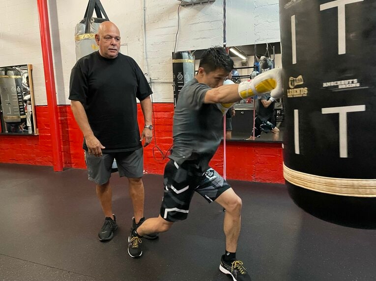 中谷潤人のジムワークを見つめるルディ　©Yuriko Miyata