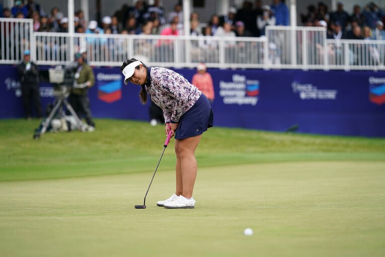 プレーオフ1ホール目でウイニングパットを決めるリリア・ブ　©︎Shizuka Minami